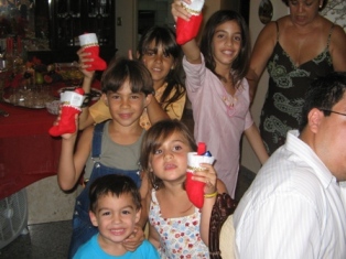 Otavio Vitor Hugo Taina Gabriela Maria-Clara Mae do Leandro (von links nach rechts)