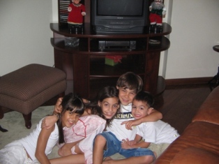 Taina Maria Clara Vitor Hugo Otavio (von links nach rechts)